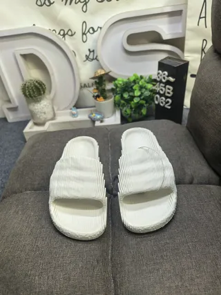 White Sculpted Wave-Patterned Sole Monolithic One-Piece Construction Slippers 10