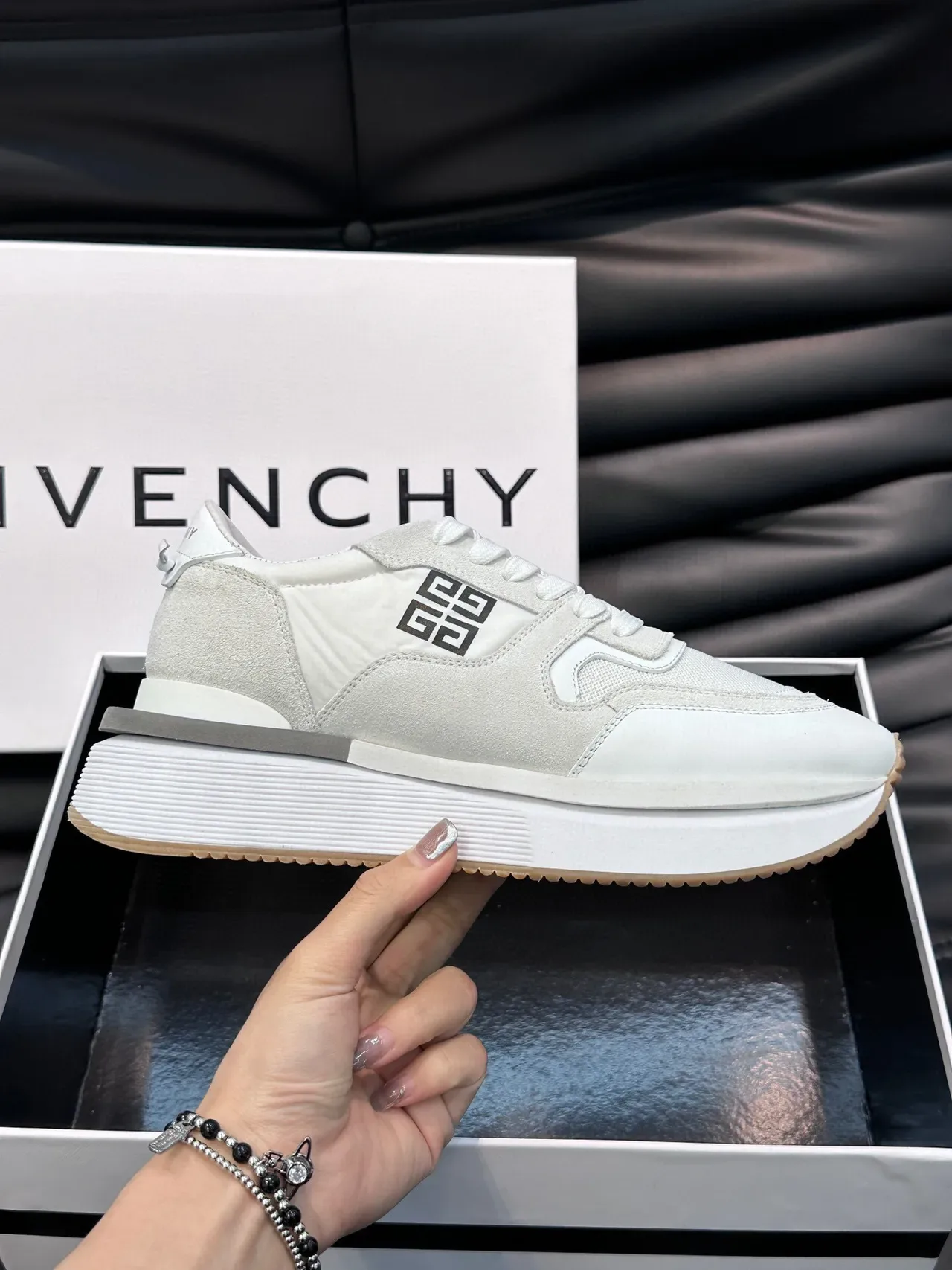 Givenchy City Sport সাদা মেশ ও সুড লাইফস্টাইল স্নিকার 6