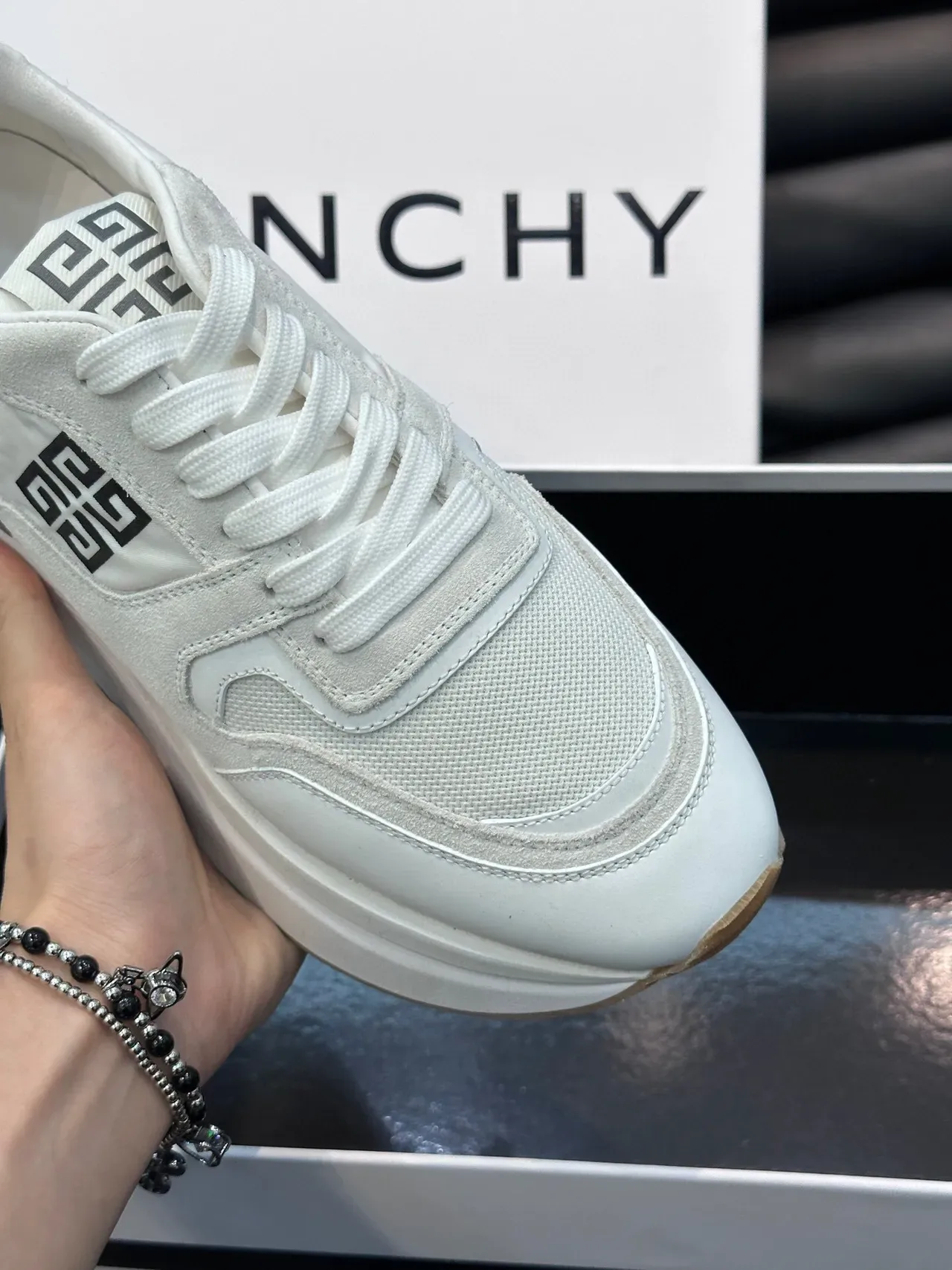 Givenchy City Sport সাদা মেশ ও সুড লাইফস্টাইল স্নিকার 8
