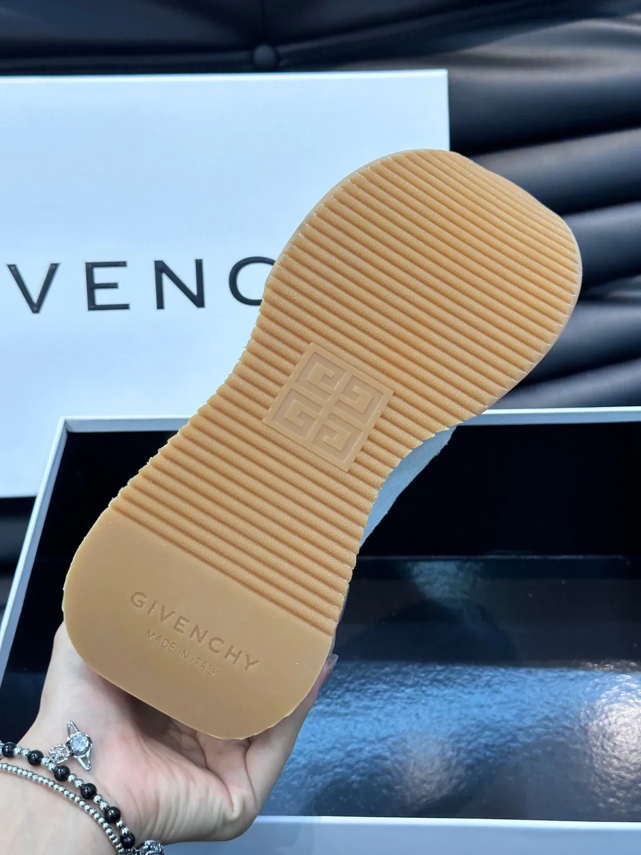 Givenchy City Sport সাদা মেশ ও সুড লাইফস্টাইল স্নিকার 9