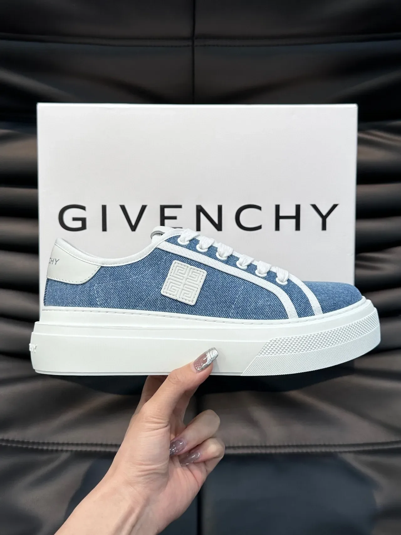 Givenchy سنيكرز دينيم وأبيض لايف ستايل 4