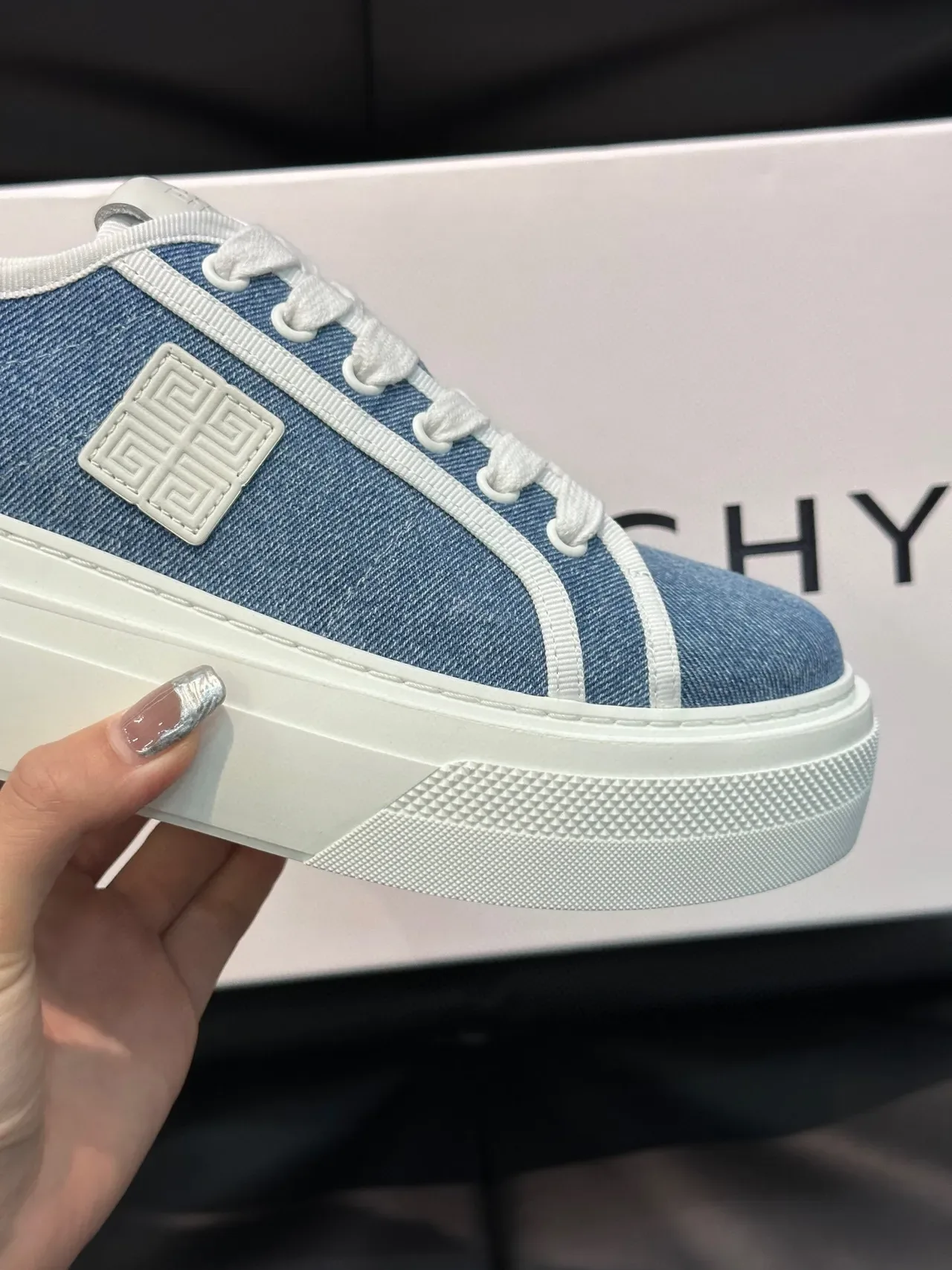 Givenchy سنيكرز دينيم وأبيض لايف ستايل 6