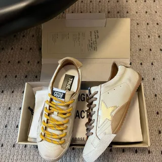 Golden Goose Super-Star 磨损皮革金属星生活方式运动鞋