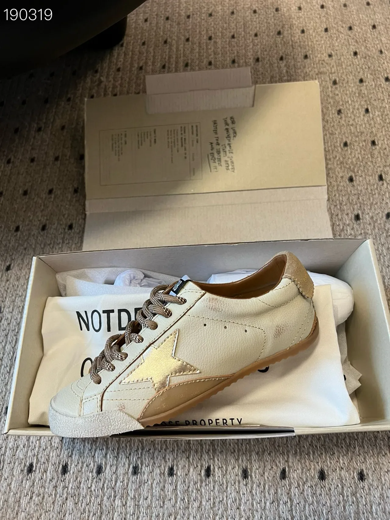 Golden Goose Super-Star حذاء رياضي أسلوب حياة جلد متضرر نجم معدني 6