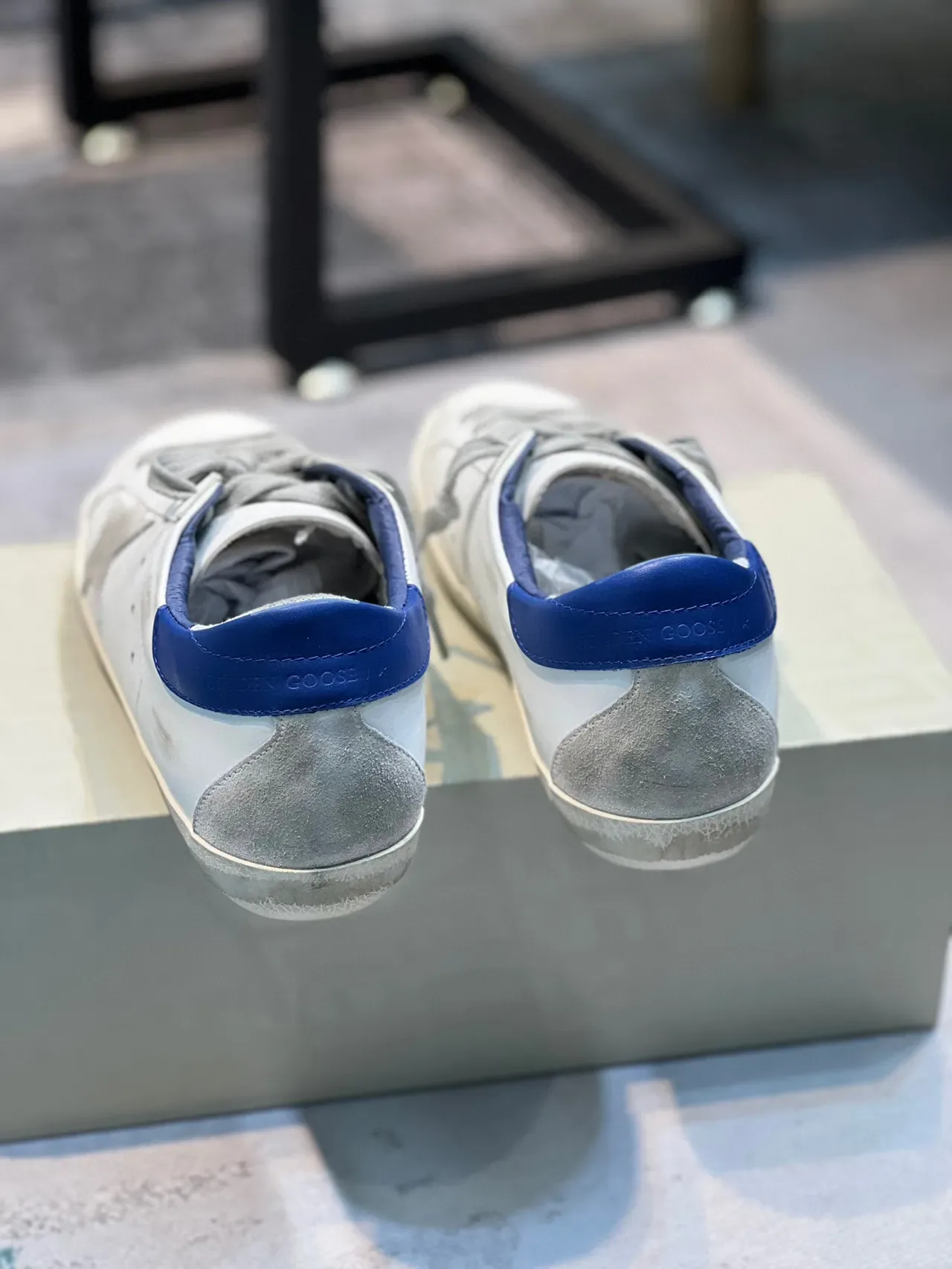 Golden Goose Super-Star sneakers lifestyle blanches bleues en cuir distressed avec appliqué métallique 2
