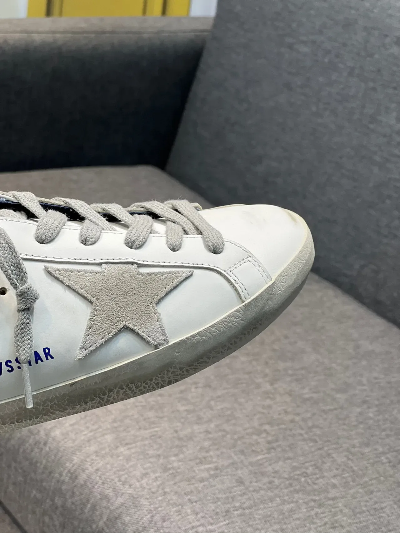 Golden Goose Super-Star sneakers lifestyle blanches bleues en cuir distressed avec appliqué métallique 3