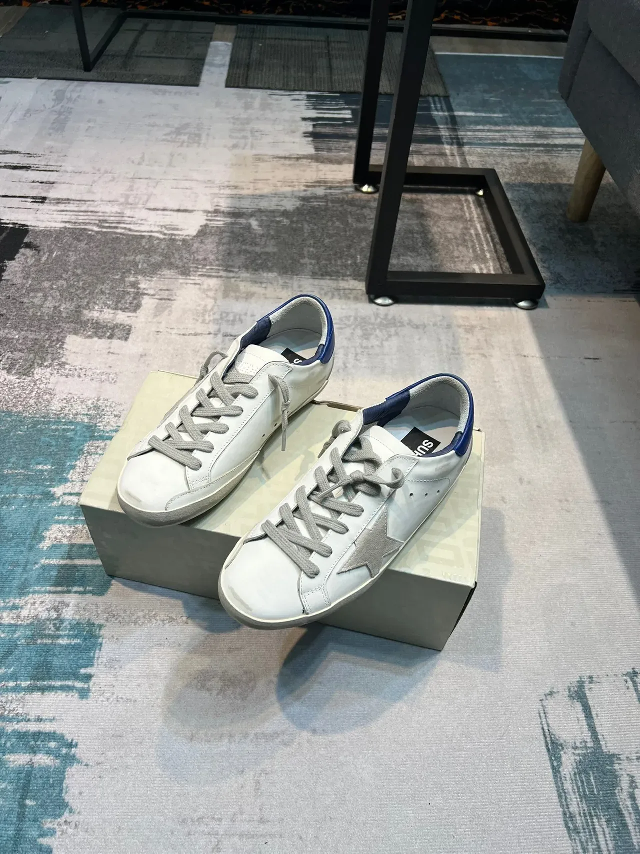 Golden Goose Super-Star sneakers lifestyle blanches bleues en cuir distressed avec appliqué métallique 4