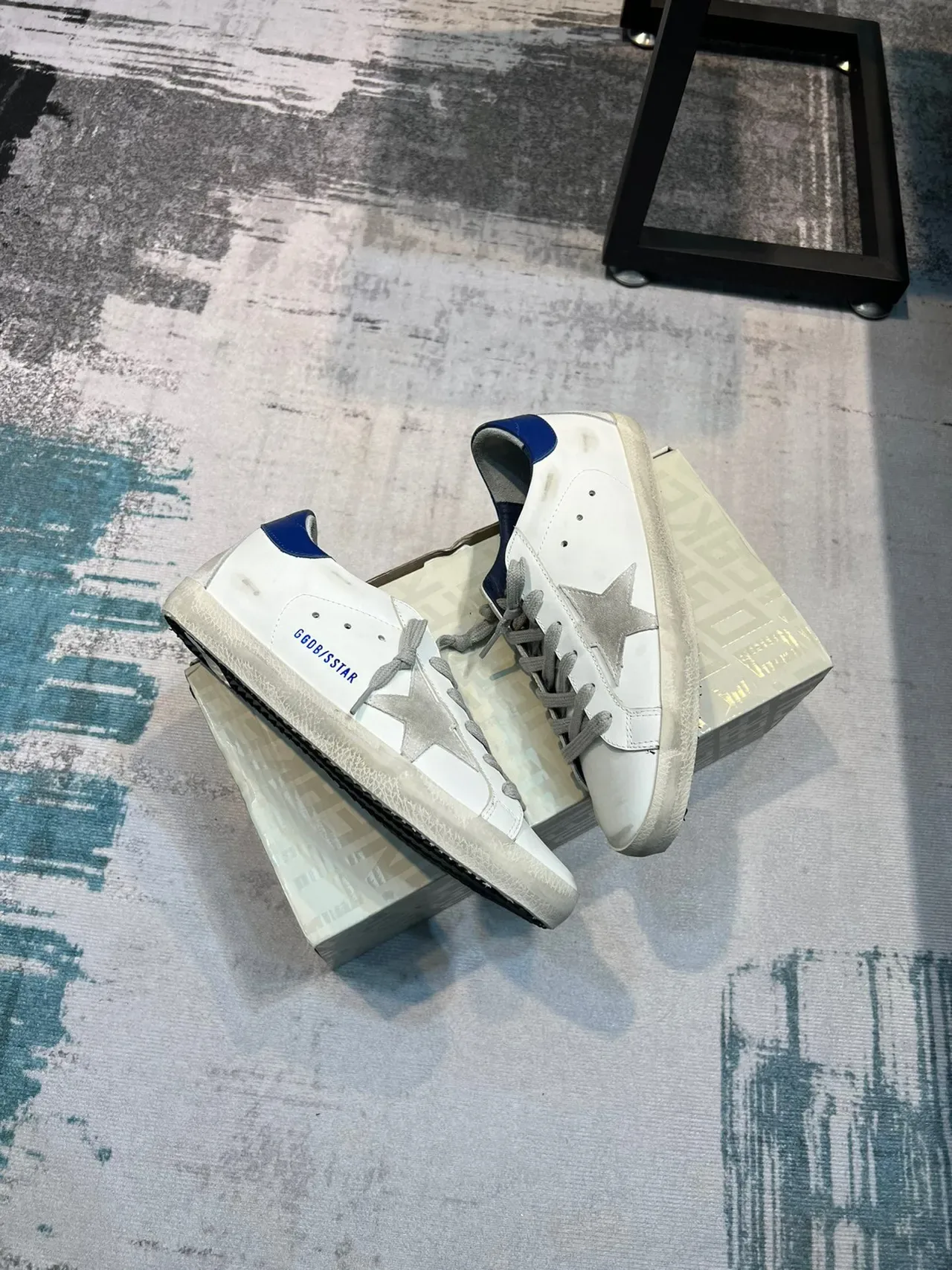 Golden Goose Super-Star sneakers lifestyle blanches bleues en cuir distressed avec appliqué métallique 5