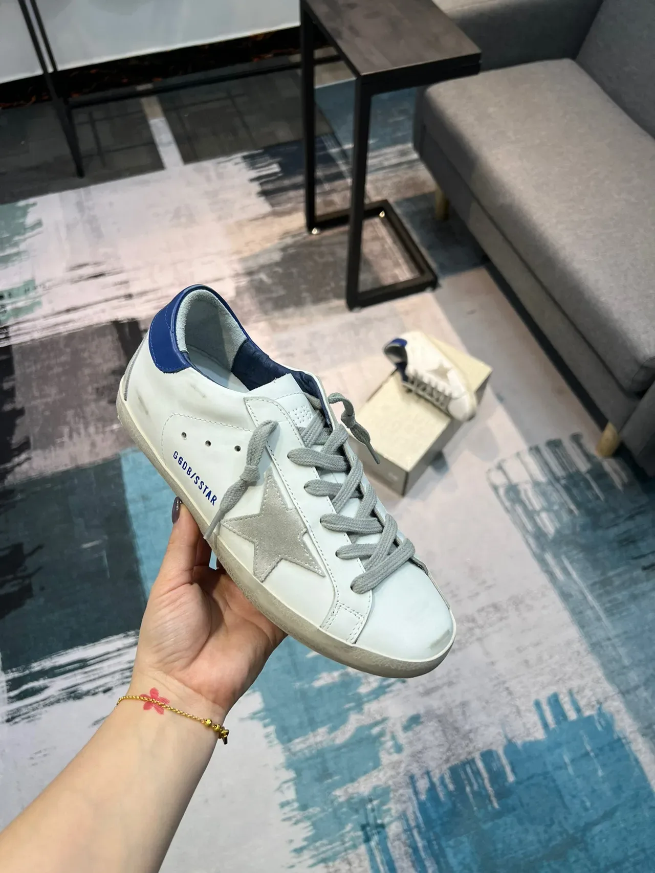 Golden Goose Super-Star sneakers lifestyle blanches bleues en cuir distressed avec appliqué métallique 6