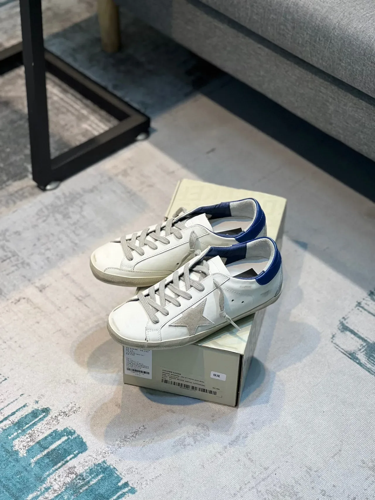 Golden Goose Super-Star sneakers lifestyle blanches bleues en cuir distressed avec appliqué métallique 9
