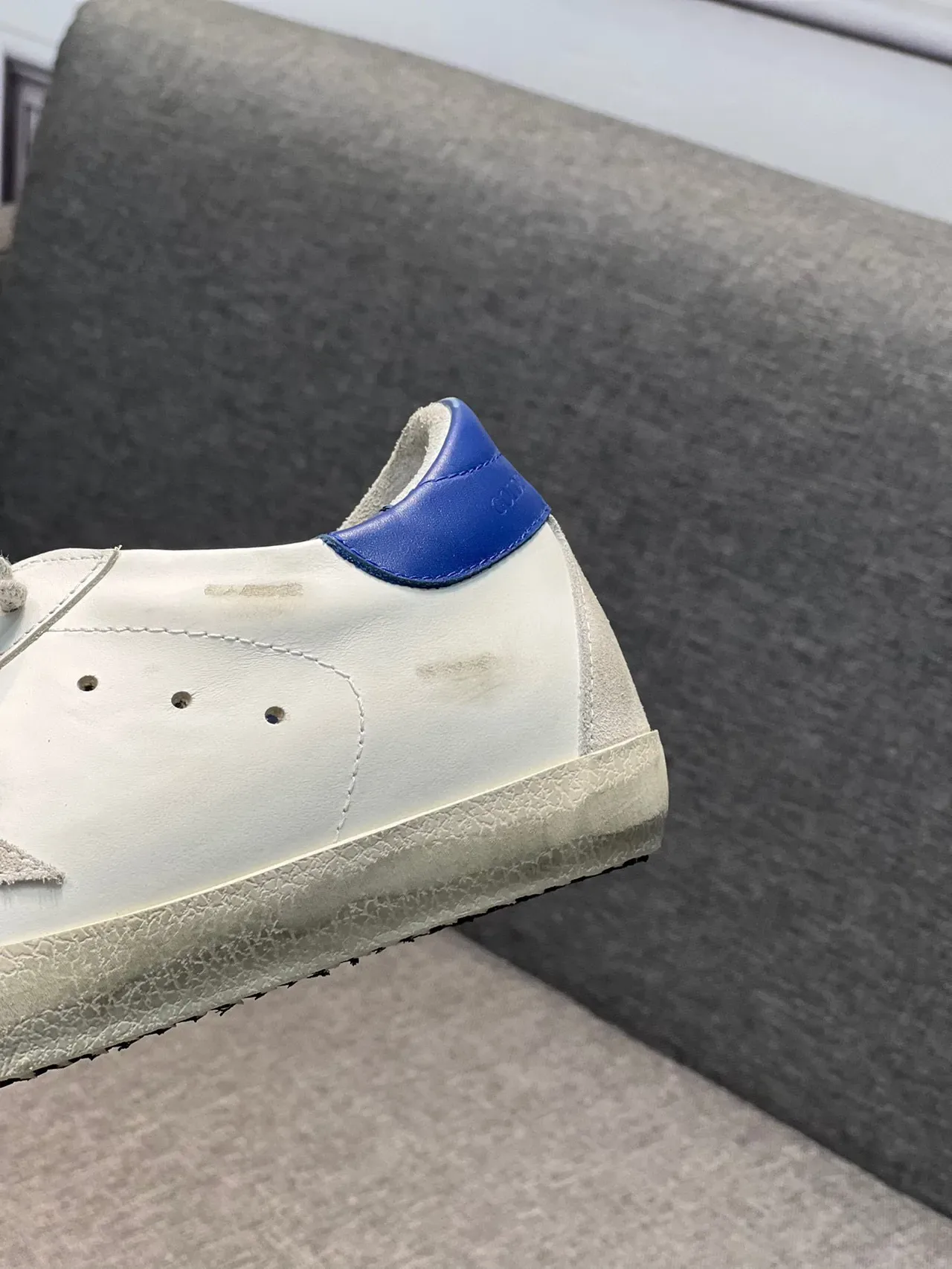 Golden Goose Super-Star sneakers lifestyle blanches bleues en cuir distressed avec appliqué métallique 7