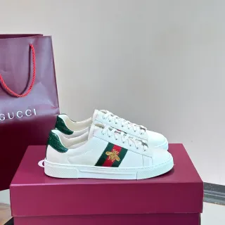 Gucci Ace أحذية رياضية بيضاء جلدية مع شريط ويب ونحلة مطرزة