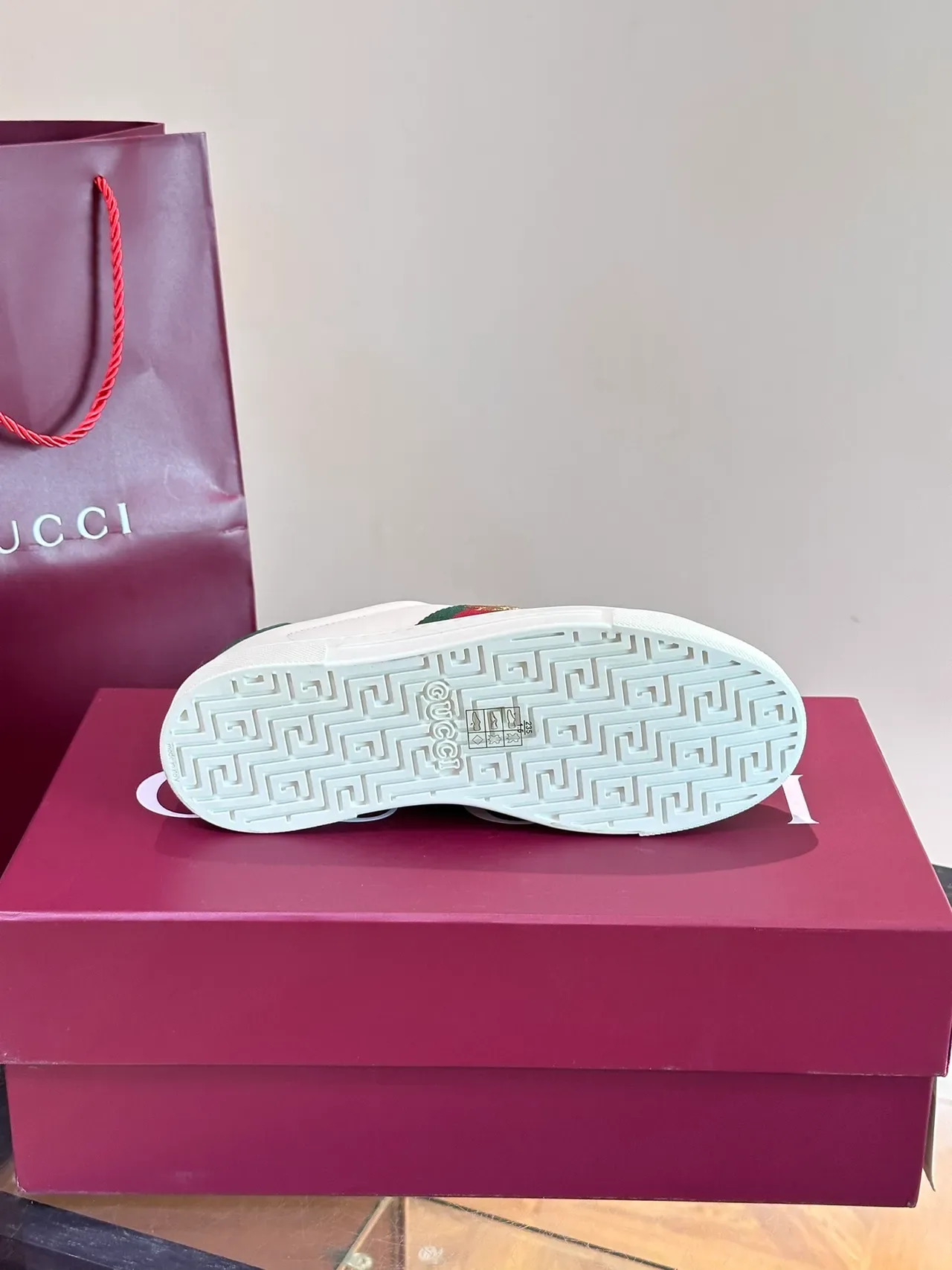 Gucci Ace أحذية رياضية بيضاء جلدية مع شريط ويب ونحلة مطرزة 2