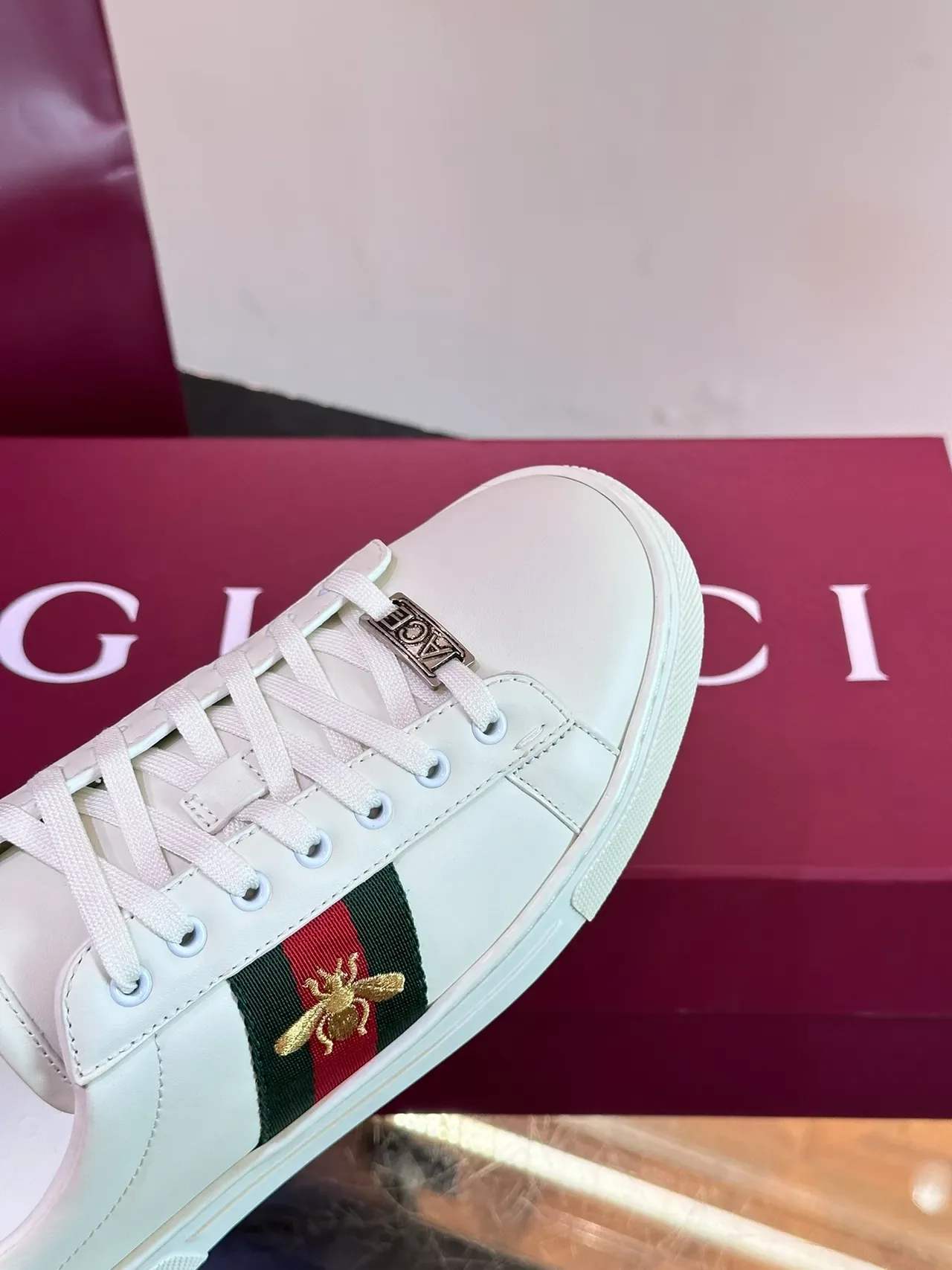 Gucci Ace أحذية رياضية بيضاء جلدية مع شريط ويب ونحلة مطرزة 3