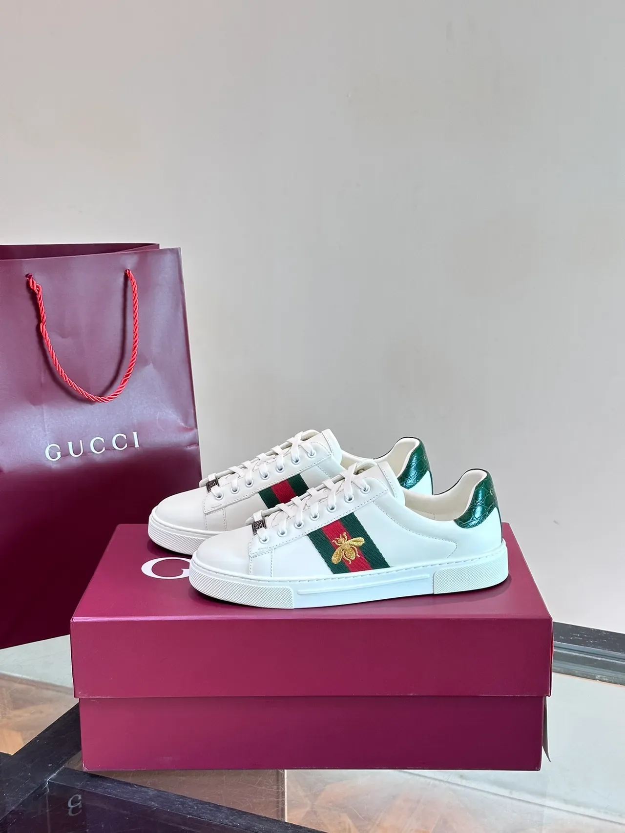 Gucci Ace أحذية رياضية بيضاء جلدية مع شريط ويب ونحلة مطرزة 4