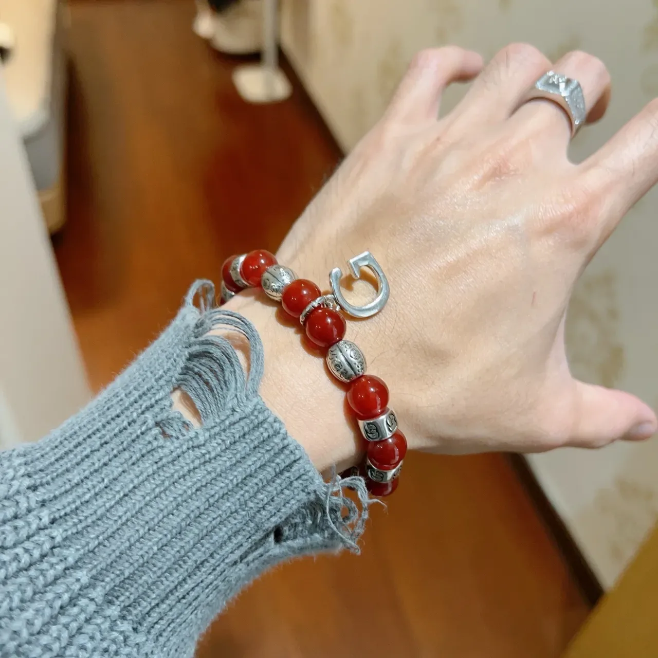 Gucci Beaded Red Agate and Silver-Tone Interlocking G Pendant Bracelet 2