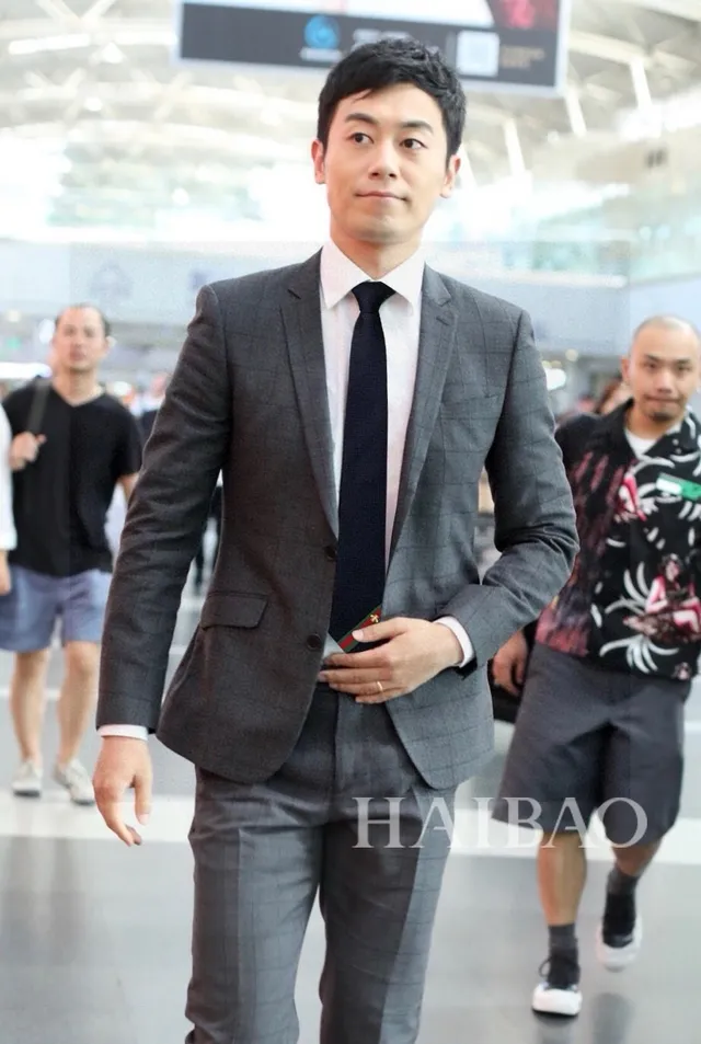 Gucci Gravata motivo de abelha panal tecido navy 3