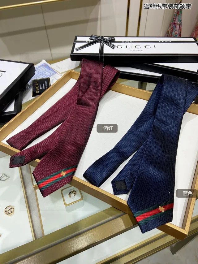 Gucci Gravata motivo de abelha panal tecido navy 4