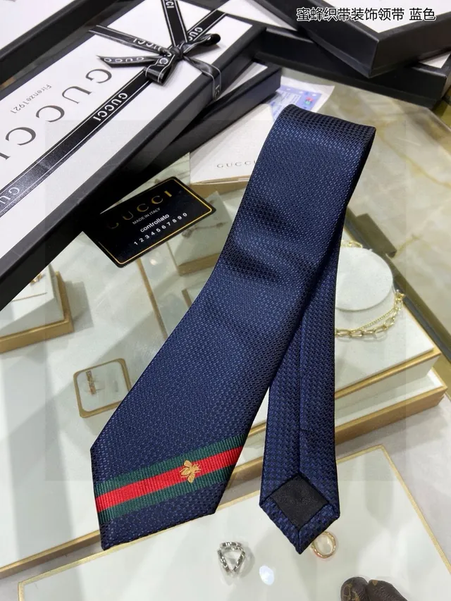 Gucci Gravata motivo de abelha panal tecido navy 6