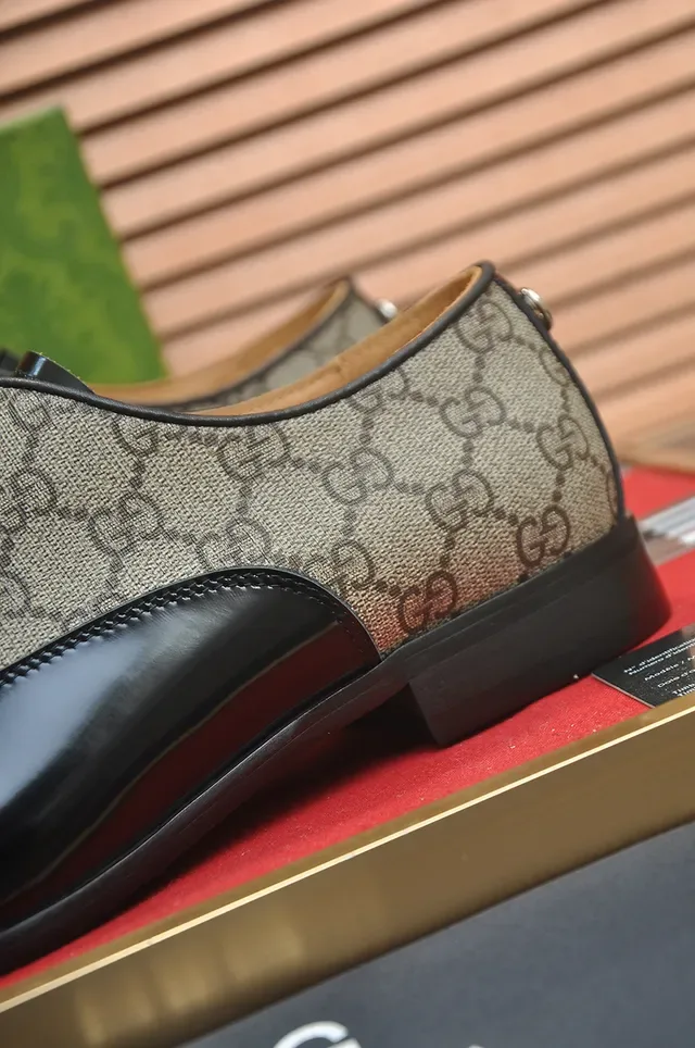 Gucci Chaussures Oxford Noir Beige Deux Tons avec Cap Toe 2