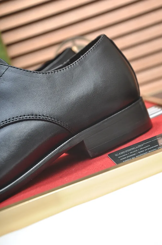 Gucci Preto e Dourado Couro Polido Ponta de Cap Sapatos Oxford 2