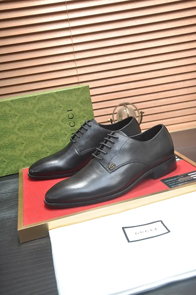 Gucci Preto e Dourado Couro Polido Ponta de Cap Sapatos Oxford 4