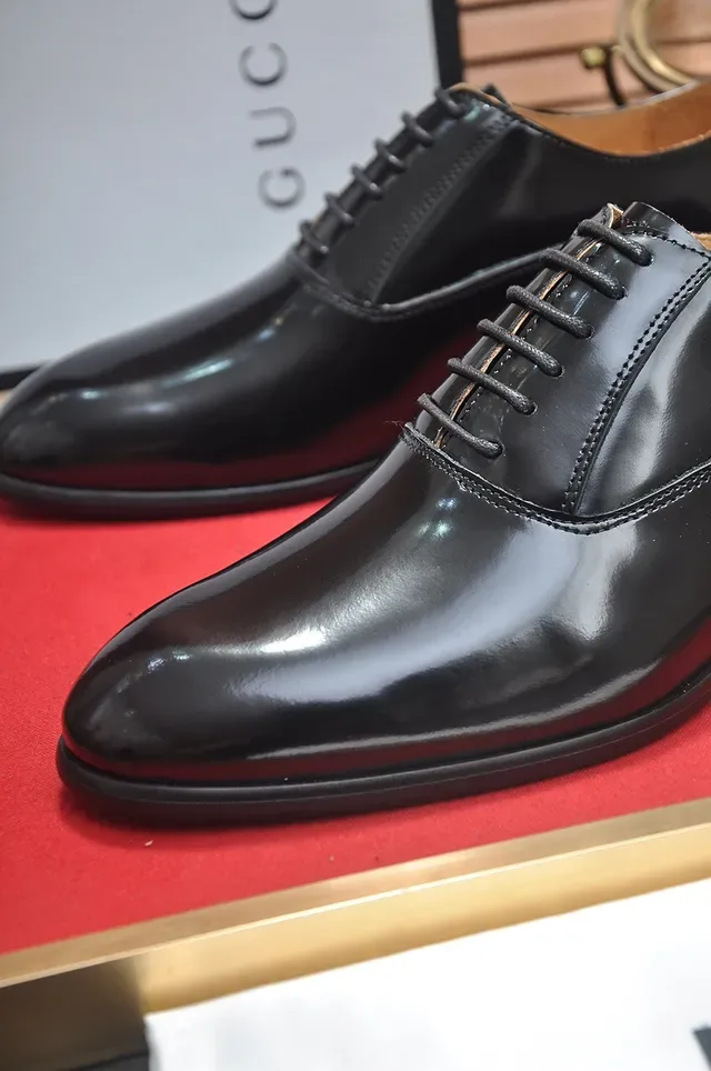 Gucci Chaussures Oxford Noir à Embout Cap Poli 2