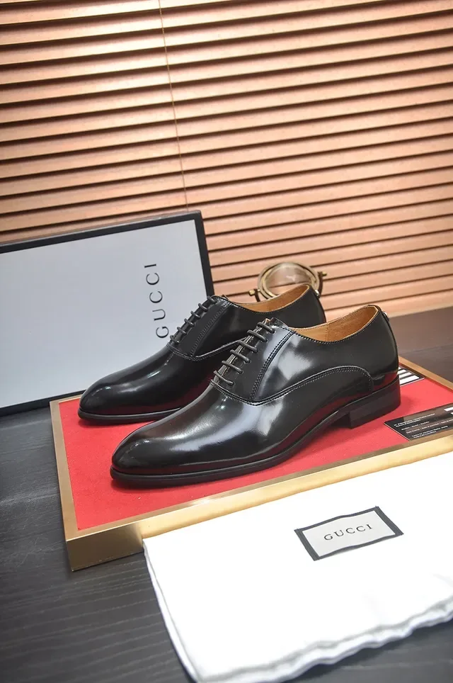 Gucci Chaussures Oxford Noir à Embout Cap Poli 4