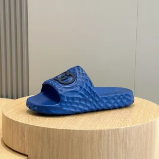 Gucci नीला काला मोल्डेड रबर क्विल्टेड टेक्सचर स्लिपर्स