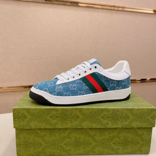 Gucci أحذية رياضية أسلوب حياة مع الجزء العلوي من الدنيم باللونين الأزرق والأبيض المونوغرامي، تفاصيل شريط الويب
