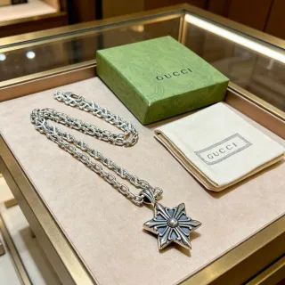 Gucci Collier avec Pendentif Étoile à Huit Points en Métal Argenté Bleu Oxydé