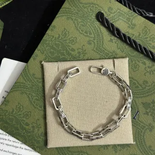 Gucci Cadena Grabada de Eslabones Plata Beige Rectangular Curb Pulsera