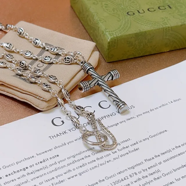 Gucci GG Link Cross Necklace Silver Green Interlocking Chain Twisted-Bar Pendant Necklace 3