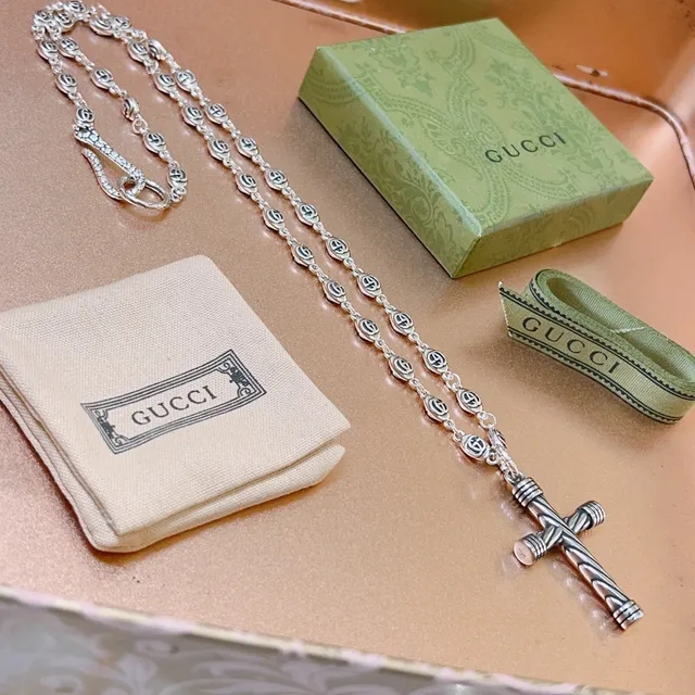 Gucci GG Link Cross Necklace Silver Green Interlocking Chain Twisted-Bar Pendant Necklace 4