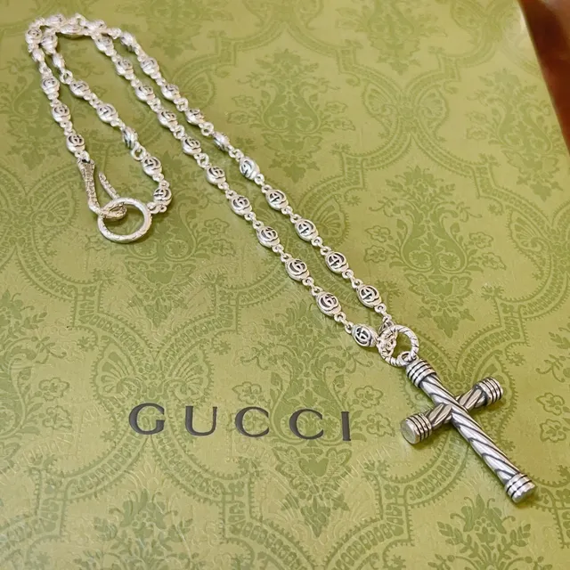 Gucci GG Link Cross Necklace Silver Green Interlocking Chain Twisted-Bar Pendant Necklace 6