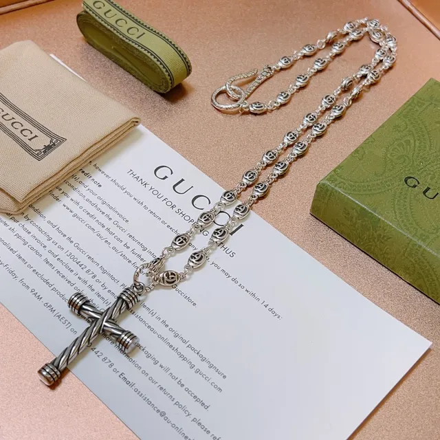 Gucci GG Link Cross Necklace Silver Green Interlocking Chain Twisted-Bar Pendant Necklace 9