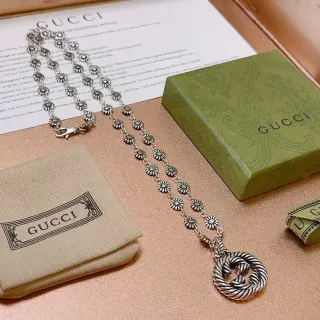 Gucci GG Marmont قلادة مرتبطة بلينك زهري وحبل ملتوي