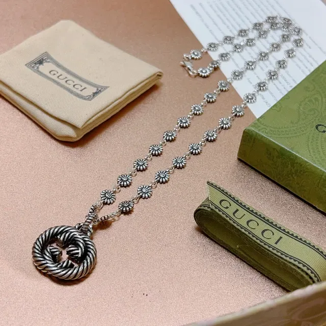 Gucci GG Marmont Colar com Colgante Floral-Link e Soga Trenzada 4