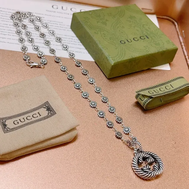 Gucci GG Marmont Colar com Colgante Floral-Link e Soga Trenzada 7