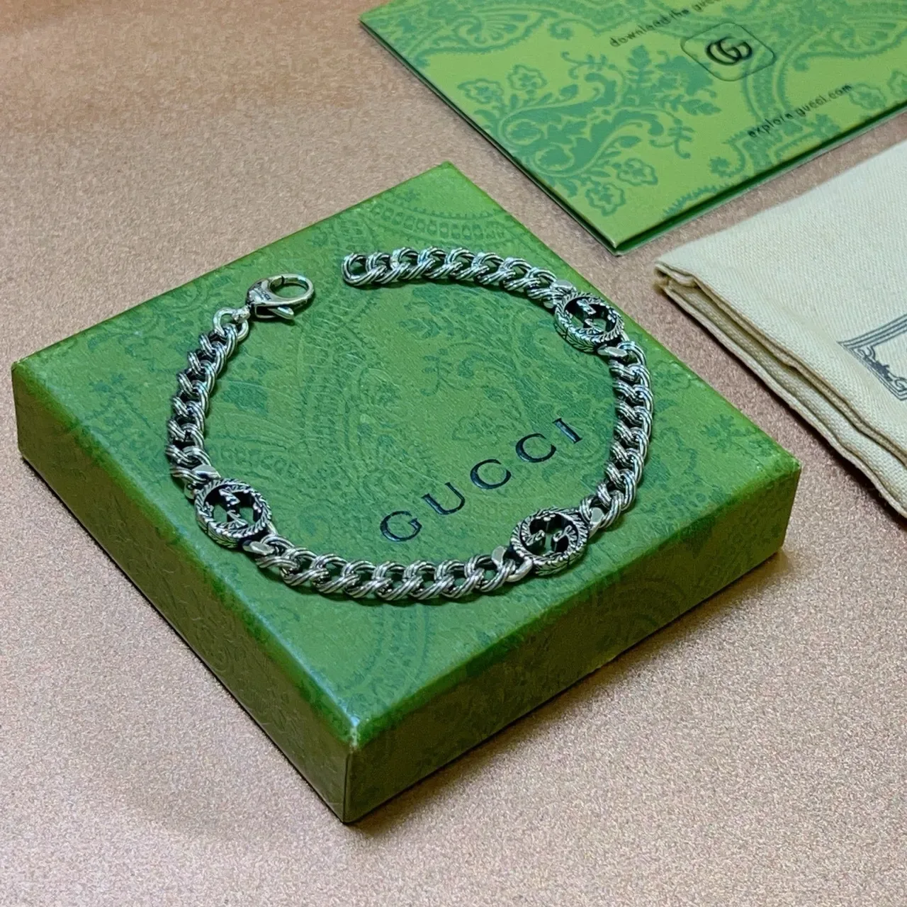 Gucci GG Marmont Pulsera Cadena Curb Trenzada en Plata con Medallones Interconectados de G 5