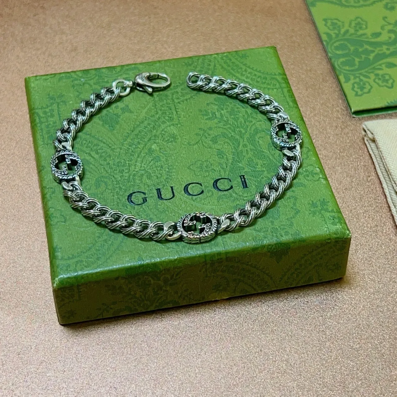 Gucci GG Marmont Pulsera Cadena Curb Trenzada en Plata con Medallones Interconectados de G 9