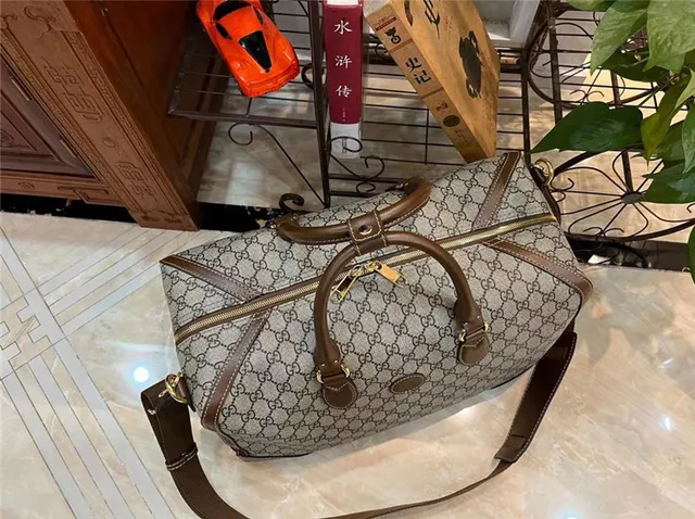 Gucci GG Supreme Sac duffel gris et noir 3