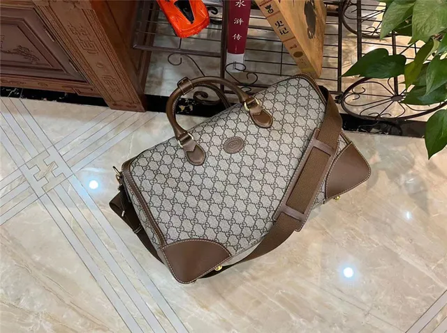Gucci GG Supreme Sac duffel gris et noir 4