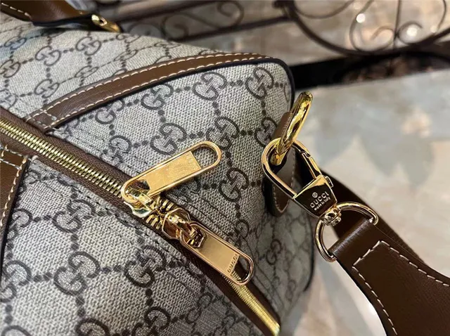 Gucci GG Supreme Sac duffel gris et noir 7