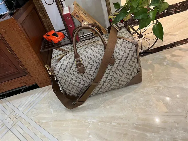 Gucci GG Supreme Sac duffel gris et noir 8