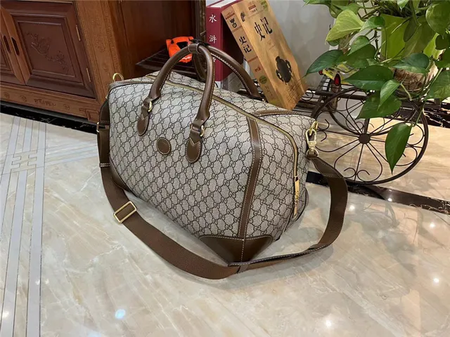 Gucci GG Supreme Sac duffel gris et noir 9