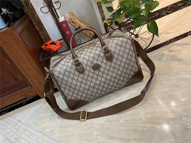 Gucci GG Supreme Sac duffel gris et noir 10