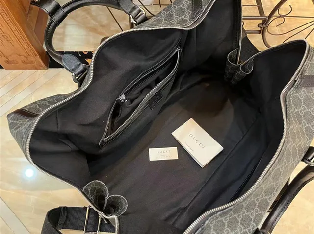 Gucci GG Supreme Sac duffel gris et noir 11