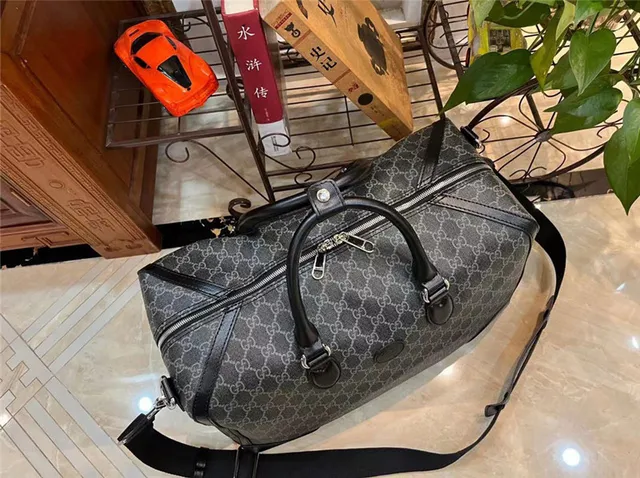 Gucci GG Supreme Sac duffel gris et noir 12