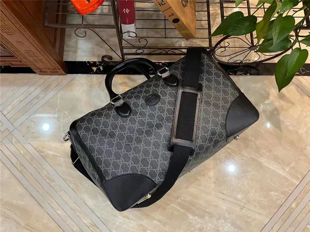 Gucci GG Supreme Sac duffel gris et noir 13